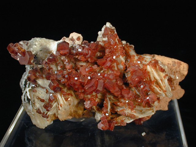 Vanadinite on Barite