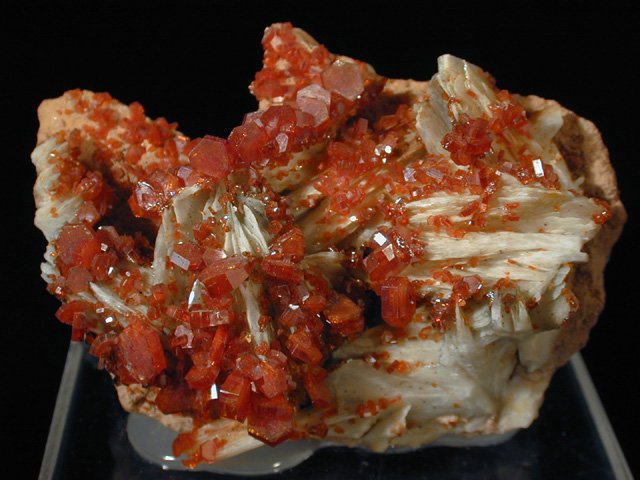 Vanadinite on Barite