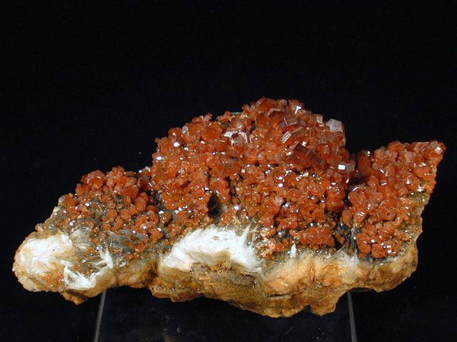 Vanadinite on Barite